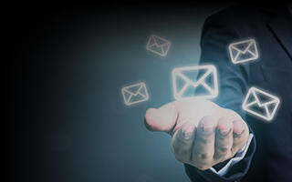 Kontakt sigma3D E-MAIL- Hand mit Briefumschlagsilhouetten.