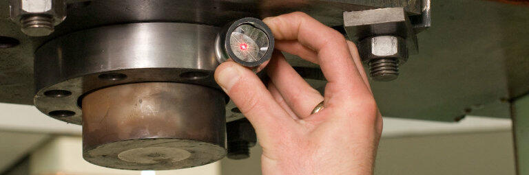 Maschinenbau - Pressenvermessung. Lasertracker Tastkugel tastet Führungszylinder.