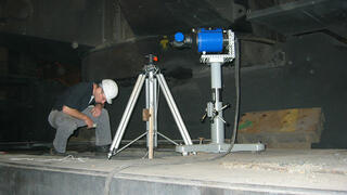 Stahlindustrie - Ingenieur steht auf Kokille.