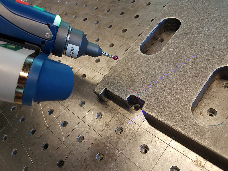 3D Scan von einem Metallwerkstück, dass vorher mit einem Wasserstrahl geschnitten wurde. Das Messstück wird mit einer Faro Taster auf einem Messtisch vermessen