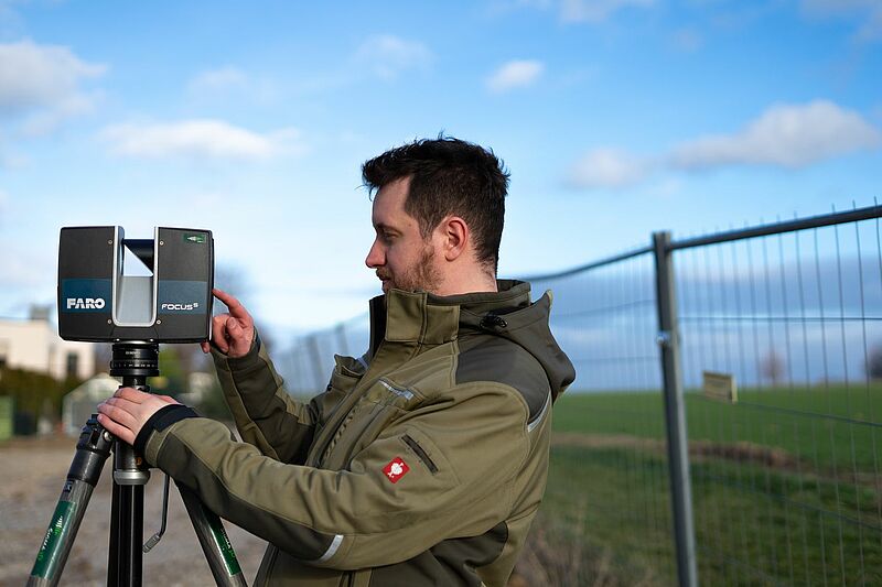 Ein Ingenieur justiert den Laserscanner Faro Focus S