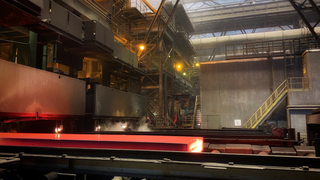 Glühende Stahlplatte