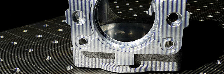 ScanKamera beim 3D-Scan eines Gehäuses mit einem Streifenlichtprojektor.