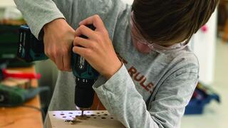 Löcher bohren für das Insektenhotel