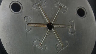 Spritzgusswerkzeug mit kleinen Hakenkavitäten