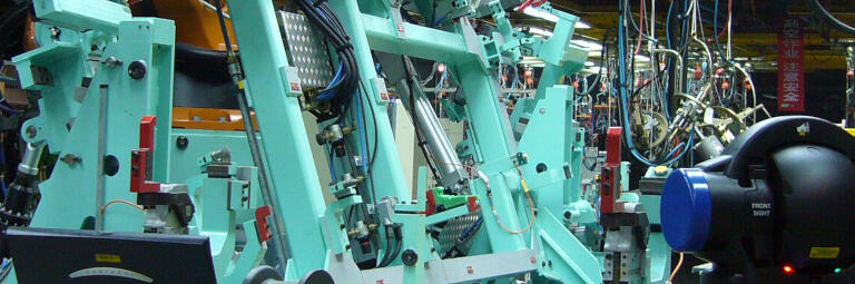 Werkzeuge und Vorrichtungen werden geprüft