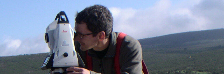 Präzisionstachymeter in luftiger Höhe. Ein Präzisionstachymeter ist ein optisches Koordinatenmessgerät.