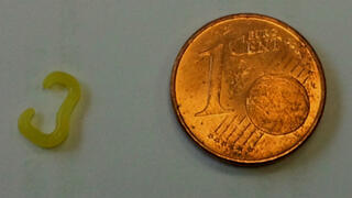 Größenvergleich -  Haken aus Werkzeugkavität mit 1 Eurocent