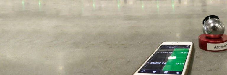 Modernster Messtechnik. - Abstecken mit Online-Abweichungen auf einem Smartphone.