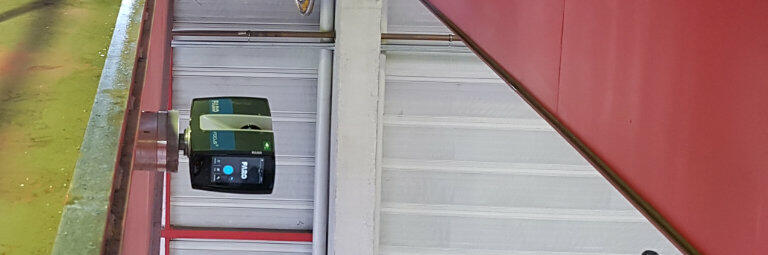 3D-Laserscanner an Krantraverse mit Magnetfuß befestigt.